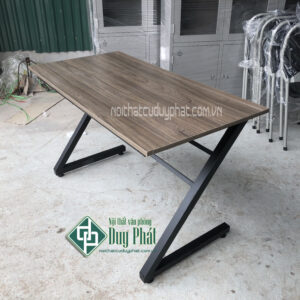 Thanh lý bàn chân sắt chữ Z chân đen kt 60x1m2 màu cafe (BCSZ-01)