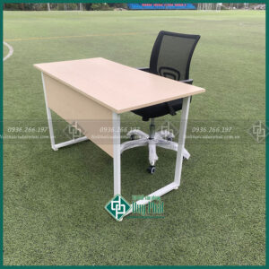 Thanh lý bàn làm việc chân sắt có yếm chắn tại Hà Nội mới 99,99%(BCS400)
