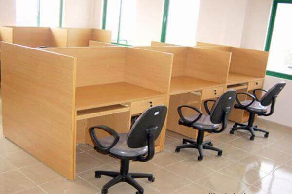 Bàn làm việc có vách ngăn bằng gỗ